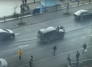 Soferul care a agresat un biciclist in trafic Biciclist pe capota