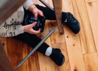 Un copil de aproape doi ani a comandat mobila de 2.000 $ Copil care a cumparat mobila in valoare de 2000 $