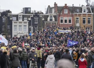 Mii de oameni protesteaza la Amsterdam impotriva restrictiilor anti-Covid Protest Amsterdam Anti COVID