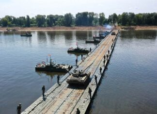 Un pod de pontoane a fost construit in Belarus peste raul Pripiat Pod de pontoane