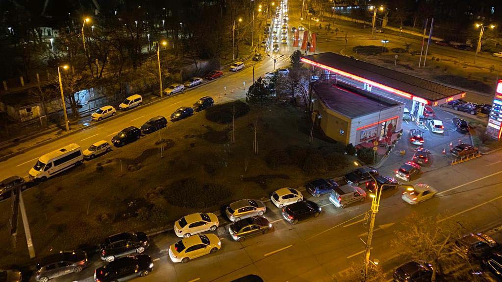 Cozi la benzinarii in Romania Cozi la benzinarii in Romania