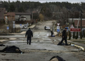 Gropi comune si civili executati la Bucha, langa Kiev Civili executati la Bucha