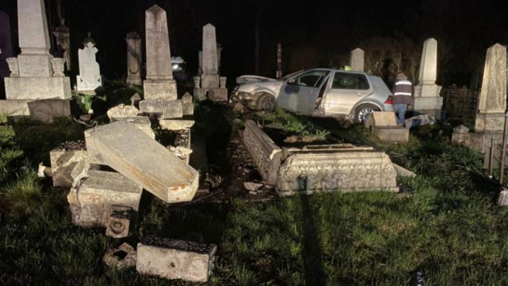 Sofer beat intrat cu masina intr-un cimitir din Cluj Sofer beat intrat cu masina intr-un cimitir din Cluj