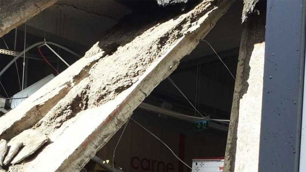 Tavan prabusit in magazinul Profi din Turda Tavan prabusit in magazinul Profi din Turda