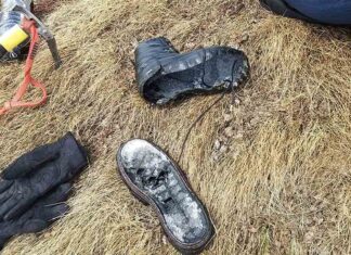 Turisti in blugi si pantofi de vara pe muntii acoperiti de zapada Turisti in blugi si pantofi de vara pe muntii Bucegi