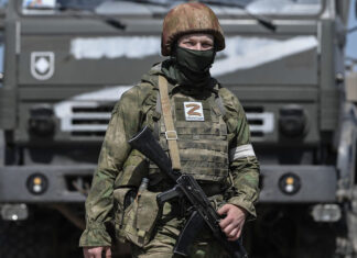 Ruble rusesti, steagul sovietic si Kremlin TV Kremlin TV