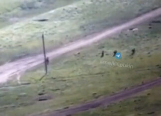 Soldati rusi care isi abandoneaza tancurile si o iau la fuga pe camp Soldati rusi abandonand tancuri