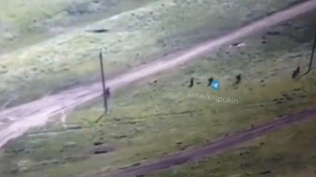 Soldati rusi abandonand tancuri Soldati rusi abandonand tancuri