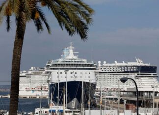 O familie si-a vandut casa pentru a locui pe vase de croaziera Vase de croaziera