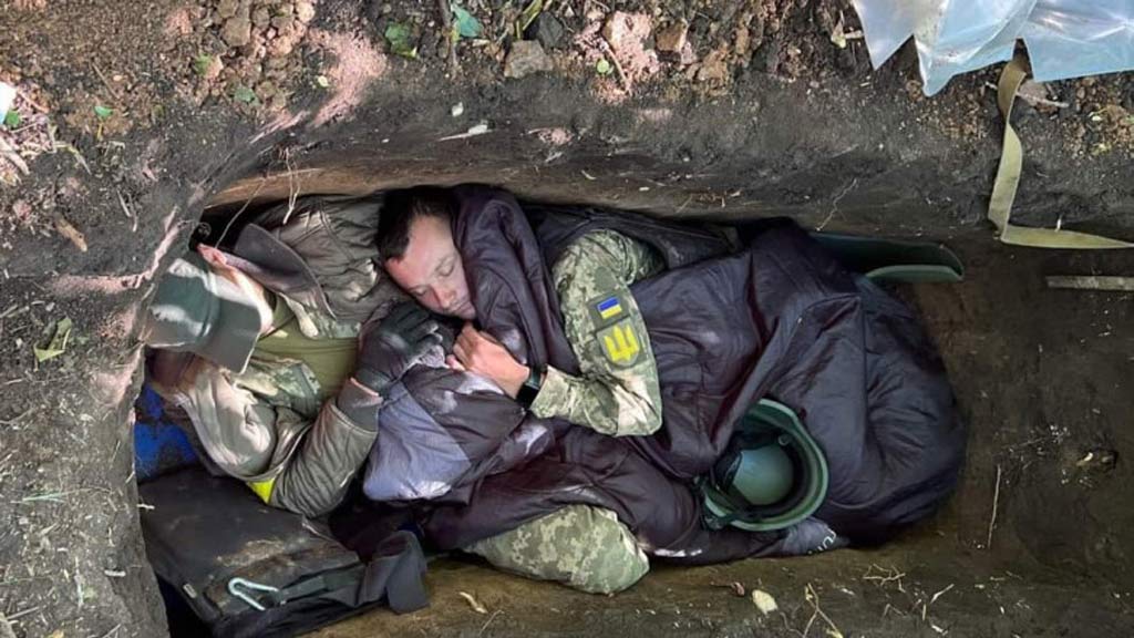 Soldati ucraineni ghemuiti intr-un transeu